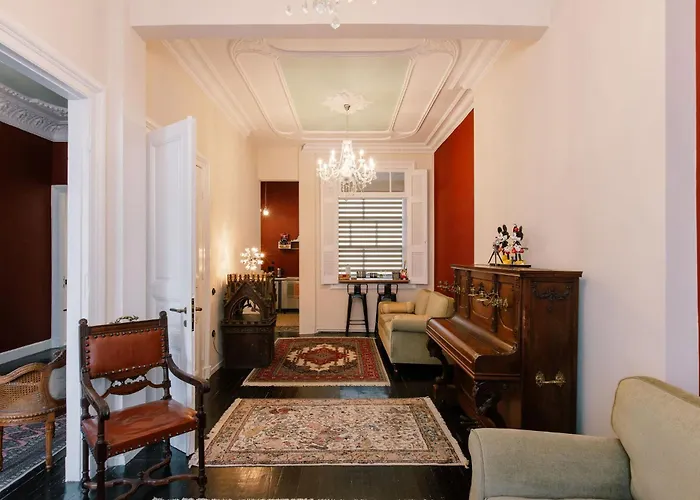 Historic Sea View Apartment, Downtown *