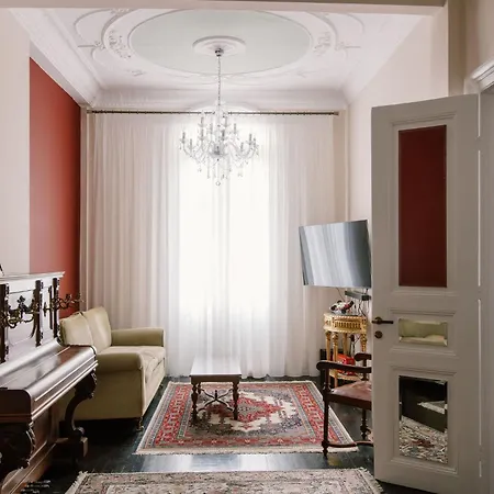 Historic Sea View Apartment, Downtown *