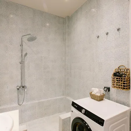 Historic Sea View Apartment, Downtown *