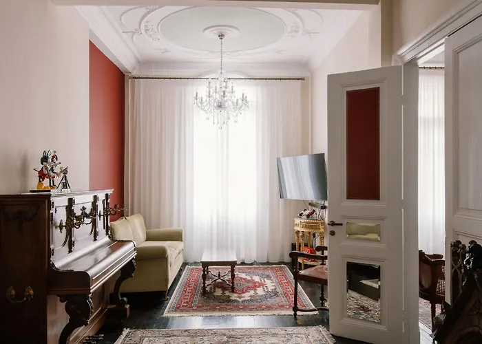 Historic Sea View Apartment, Downtown *