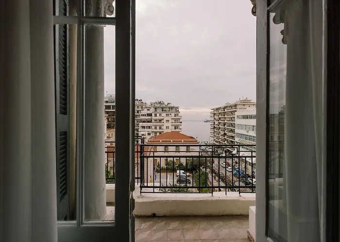 Historic Sea View Apartment, Downtown *