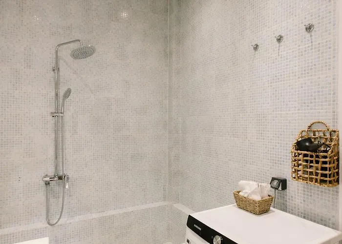 Historic Sea View Apartment, Downtown *